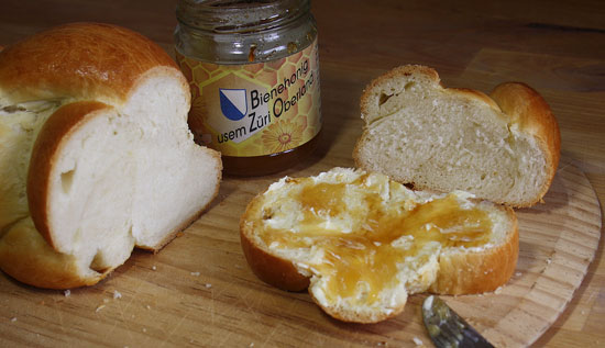 Butterzopf  mit Butter und Honig