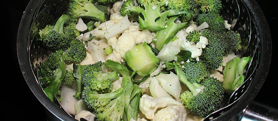 Blumenkohl und Broccoli im Dampfsieb