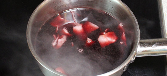 Rotwein mit Speck einkochen