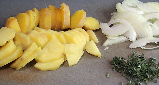 Kartoffeln, Zwiebel und Thymian geschnitten