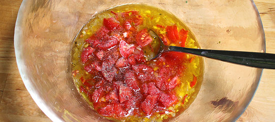 Salatsauce mit Tomate