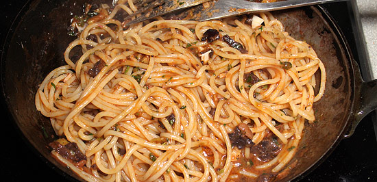 Spaghetti mit der Sauce vermischen