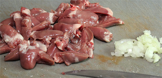 Hühnerherzen geschnitten