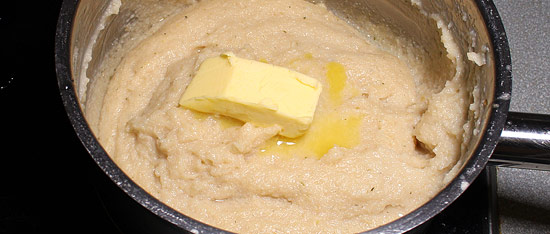 Butter in Polenta einrühren