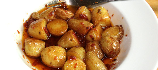 Bratkartoffeln in der Salatsauce