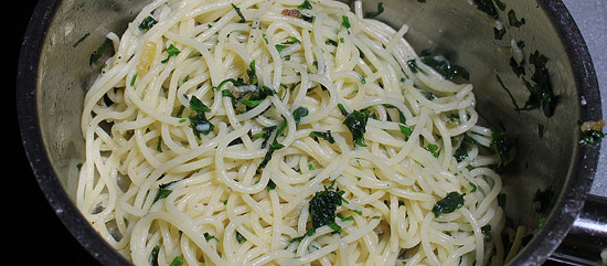 Spaghettini mit Prezzemolo vermischt