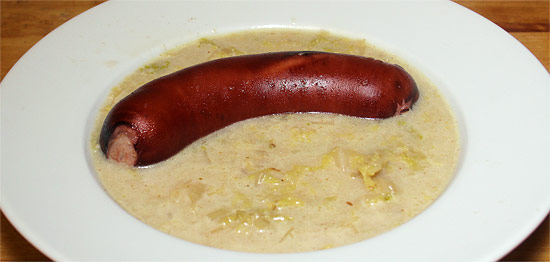 Kümmelwurst in der Suppe angerichtet