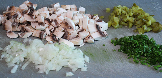 Champignons, Essiggurke, Schnittlauch und Zwiebel geschnitten