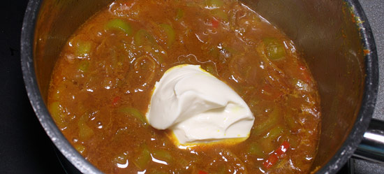 Curry-Sauce mit Sauerrahm
