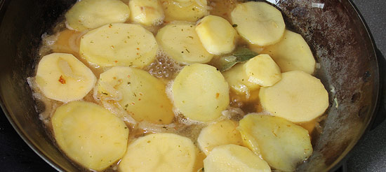 Kartoffeln in Bouillon und Essig