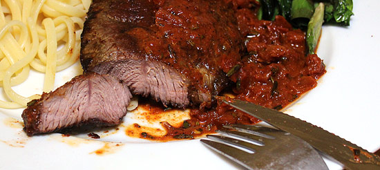 Schulterspitz-Steak angeschnitten