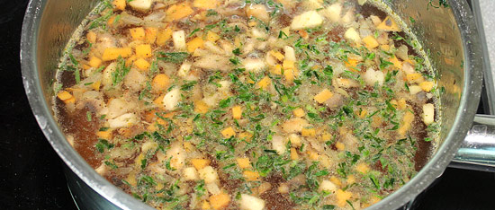 Rüebli, Champignons mit Bouillon aufkochen