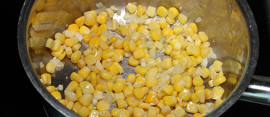 Mais und Zwiebel dünsten