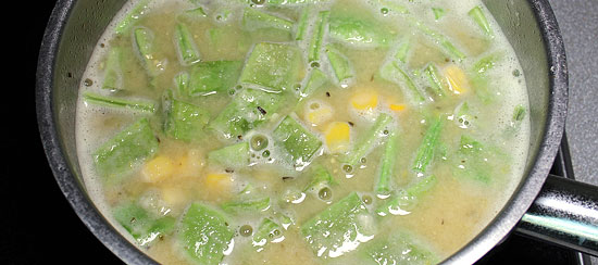 Suppe mit Bohnen kochen