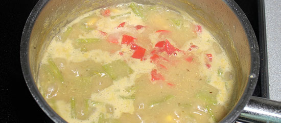 Suppe mit Tomatenwürfelchen