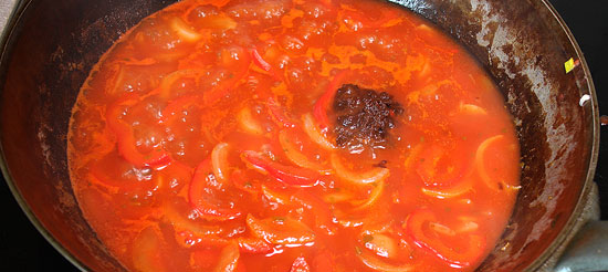 Zwiebel-Peperoni-Sauce mit Harissa