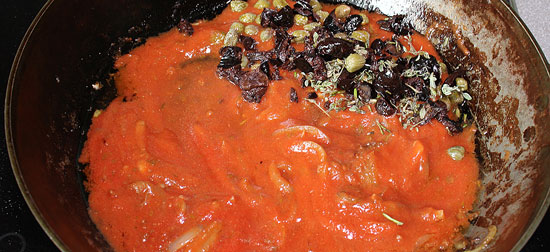 Tomatensauce mit Oliven und Kapern