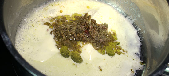 Sauerrahm mit Olivenpaste