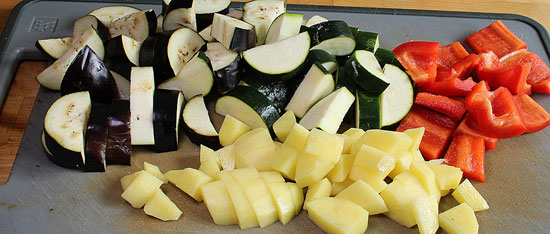 Gemüse und Kartoffeln geschnitten