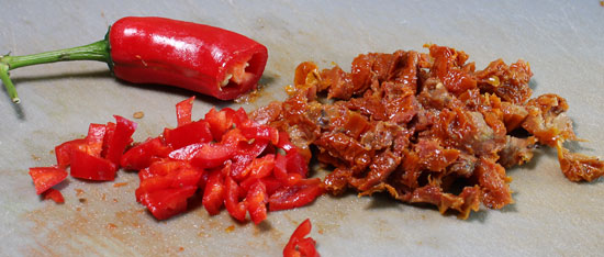 Tomaten und Peperoncino vorschneiden
