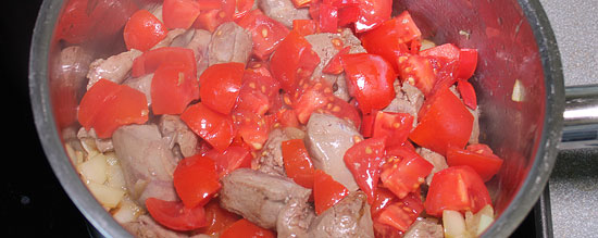 Fleisch und Tomaten zugeben