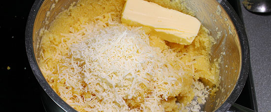 Butter und Käse einrühren