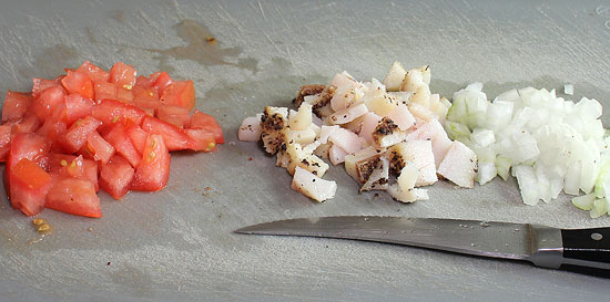 Tomate, Guanciale und Zwiebel geschnitten
