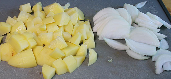 Kartoffeln und Zwiebeln geschnitten