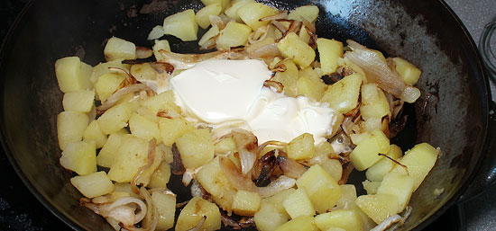 Zwiebel, Kartoffeln und Sauerrahm