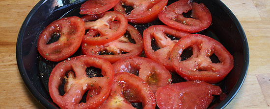 Tomaten entkernt, gewürzt und eingeölt