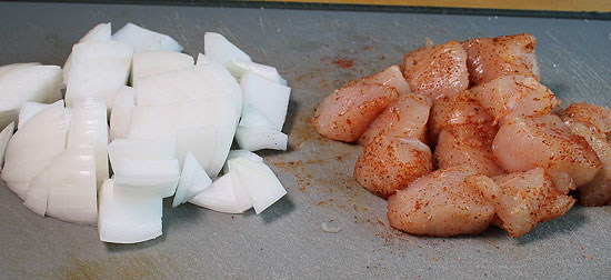 Zwiebel und Pouletbrust geschnitten