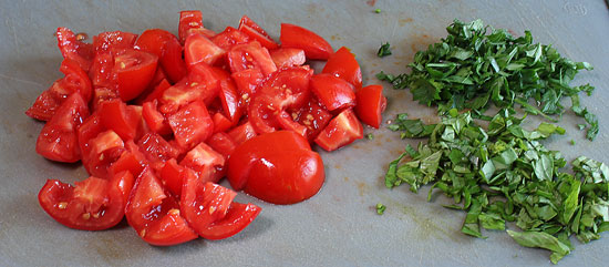 Tomaten und Kräuter geschnitten