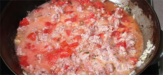 Salsiccia, Tomate und Basilikum im Weisswein schmoren
