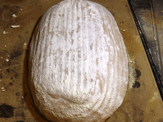 Brot in den Ofen schieben