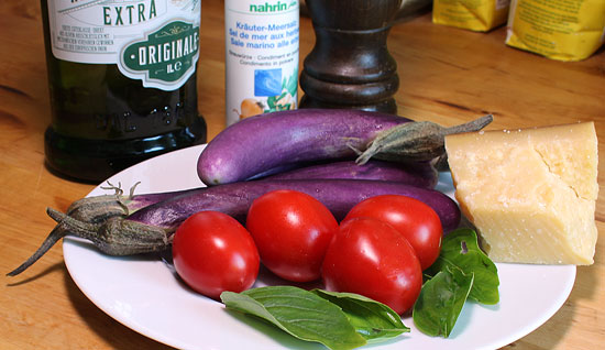 Zutaten Mini-Aubergine mit Tomaten und Basilikum