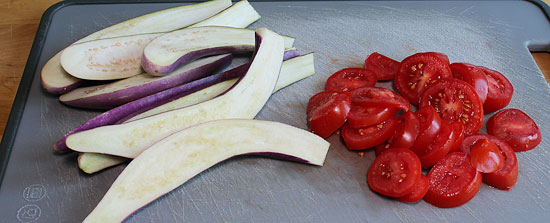 Aubergine und Tomaten geschnitten