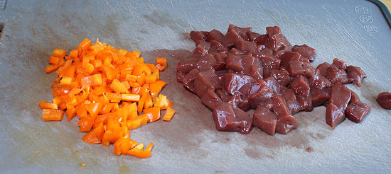 Leber und Peperoni geschnitten