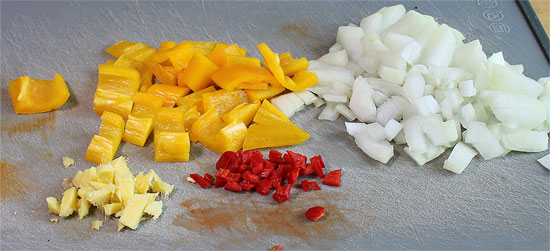 Zutaten geschnitten: Peperoni, Zwiebel, Peperoncino, Ingwer