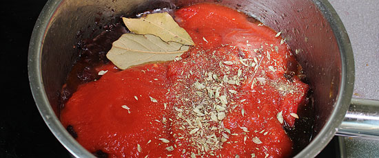 Ragù mit Tomate, Passata, Lorbeer und Oregano