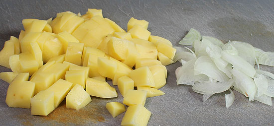 Kartoffeln und Zwiebel geschnitten