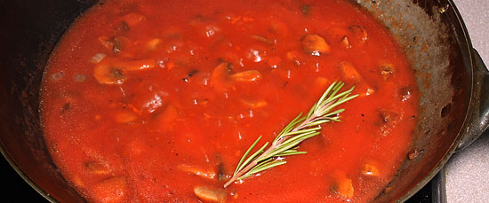 Tomatensauce mit Champignons und Rosmarin