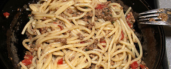 Spaghetti und Sauce vermischt