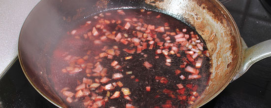 Zwiebel mit Rotwein einkochen