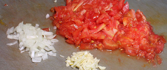 Gehackte Tomaten, Zwiebel, Knoblauch