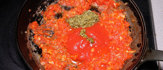 Tomatensauce mit Pesto und Passata