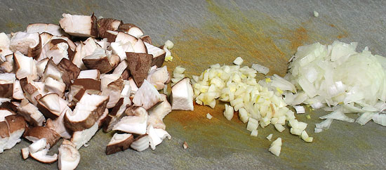 Shitake, Knoblauch, Zwiebel geschnitten