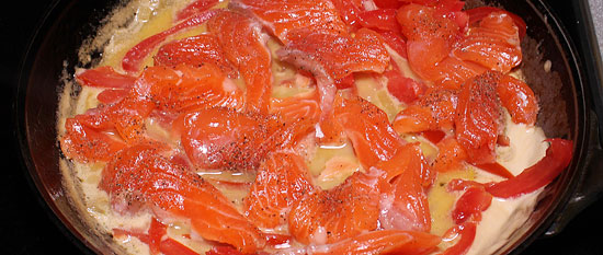 Lachsforelle und Tomaten zugeben