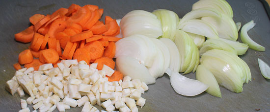 Zwiebel und Gemüse geschnitten