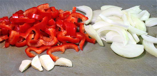 Peperoni, Zwiebel und Knoblauch geschnitten