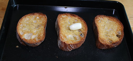 Getoastetes Brot mit Knoblauch einreiben